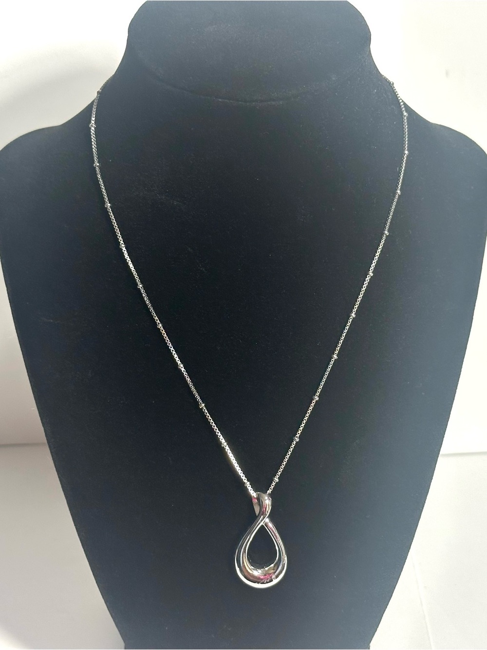 Lia Sophia Infinity Pendant Necklace Silver Tone Chain Flaw